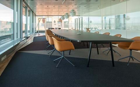 løst tæppe i filt på kontor